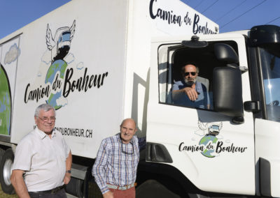 Opération « Camion du bonheur. » Marcel Julmy, Paul-André Morandi et leur chauffeur Jacques Pittet (de g.à dr.) sont prêts pour le départ.